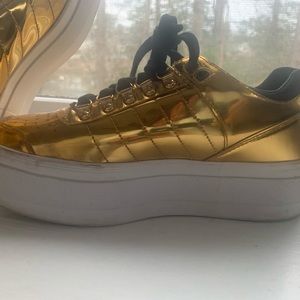 Size 8 K-Swiss platform tennis shoe